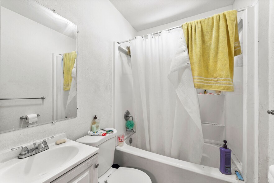 More Photos Of 1323 E Adams Blvd, Los Angeles Apartments For Sale