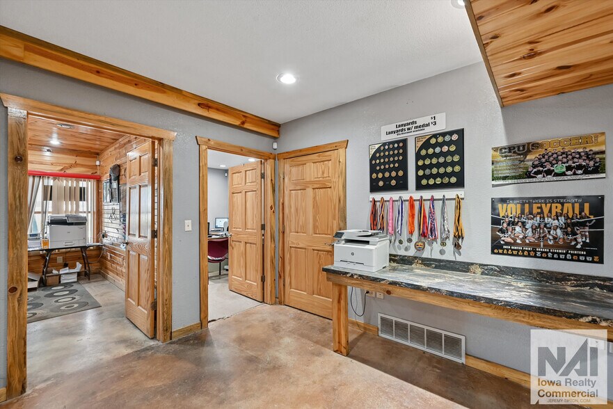 More Photos Of 520 Franklin St, Center Point Industrial For Sale