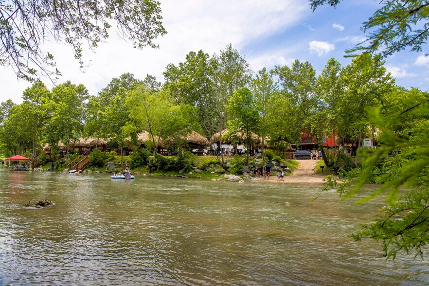More Photos Of 7308 River Rd, New Braunfels Sports And Entertainment For Sale