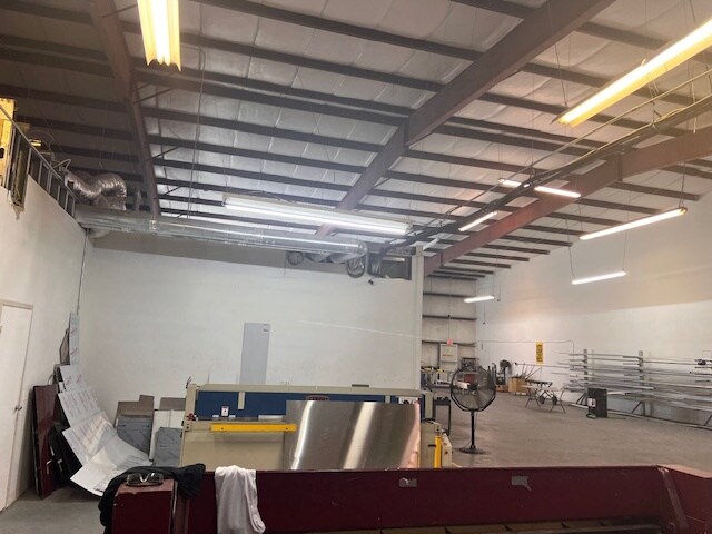 More Photos Of 4050-4060 Louis Ave, Holiday Warehouse For Lease