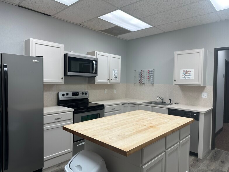 More Photos Of 10880 Alcott Dr, Houston Flex For Lease