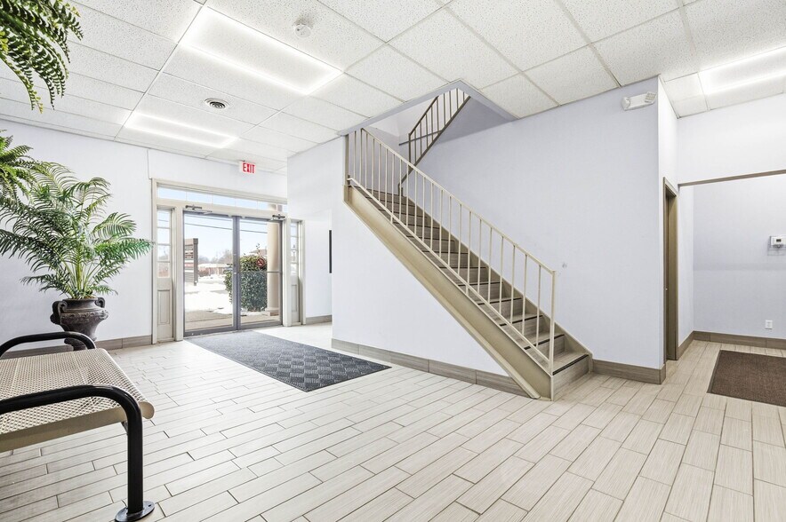 More Photos Of 1313 Lyndon Ln, Louisville Office For Sale