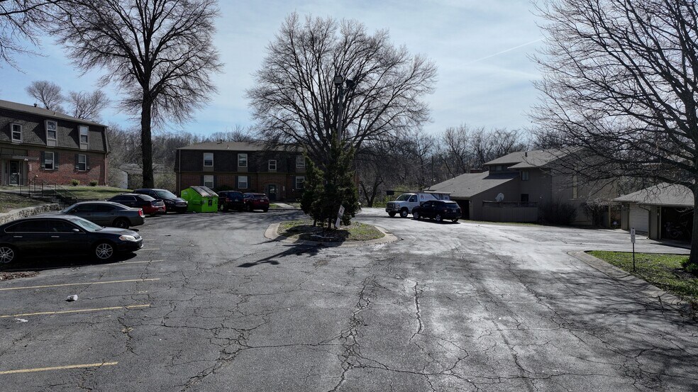 More Photos Of 8627 Countryshire Ln, Kansas City Apartments For Sale