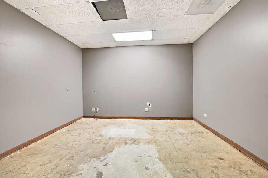 More Photos Of 692 Theodore St, Joliet Storefront For Lease