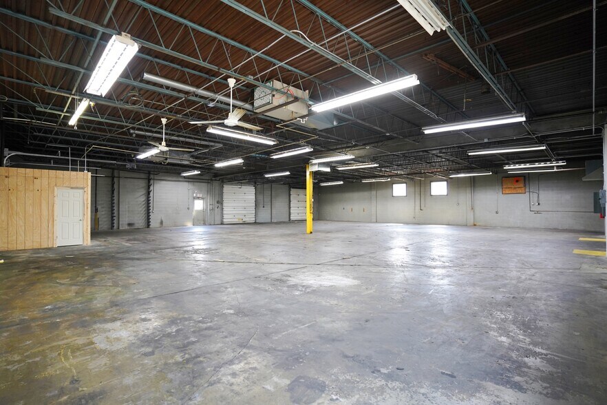 More Photos Of 2010 Lakeview Dr, Fort Wayne Warehouse For Lease