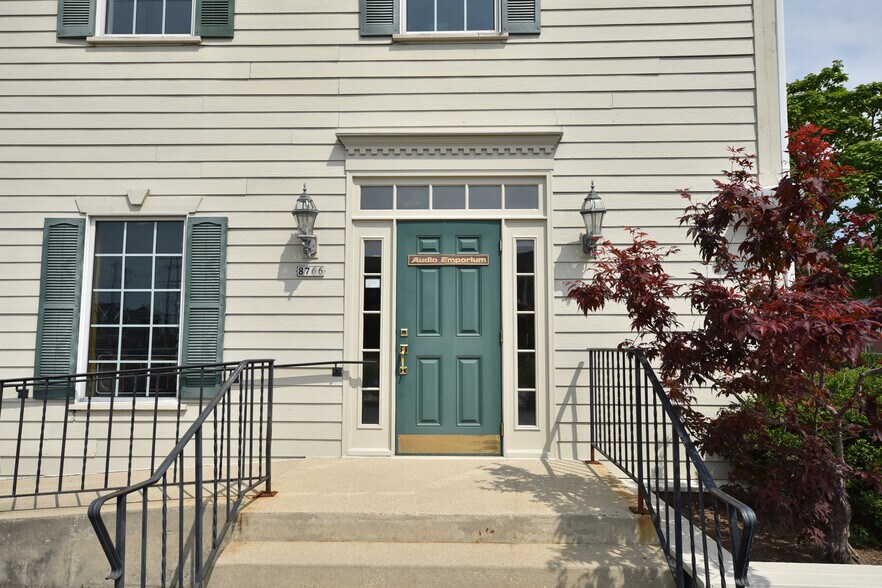 More Photos Of 8766 N Deerwood Dr, Milwaukee Freestanding For Sale