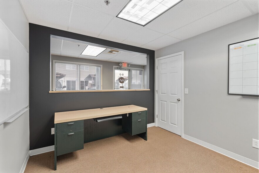 More Photos Of 4922 Port Royal Rd, Spring Hill Showroom For Lease