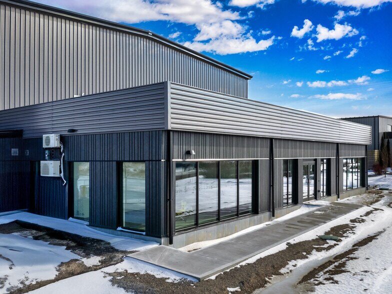 More Photos Of 390 Hudson Dr, Dorchester Warehouse For Lease