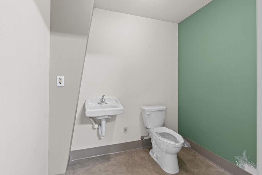 More Photos Of 13595 SE 31st Ave, Summerfield Warehouse For Sale