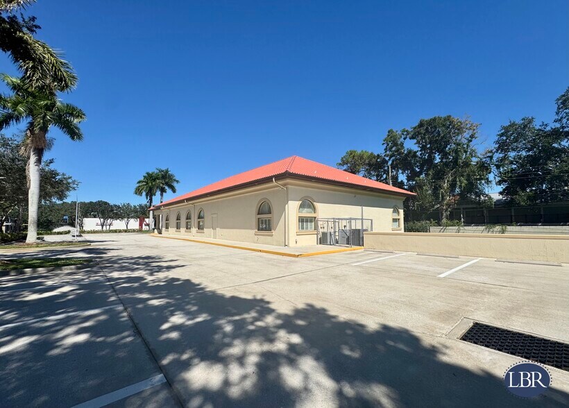 More Photos Of 2405 W New Haven Ave, Melbourne Freestanding For Lease