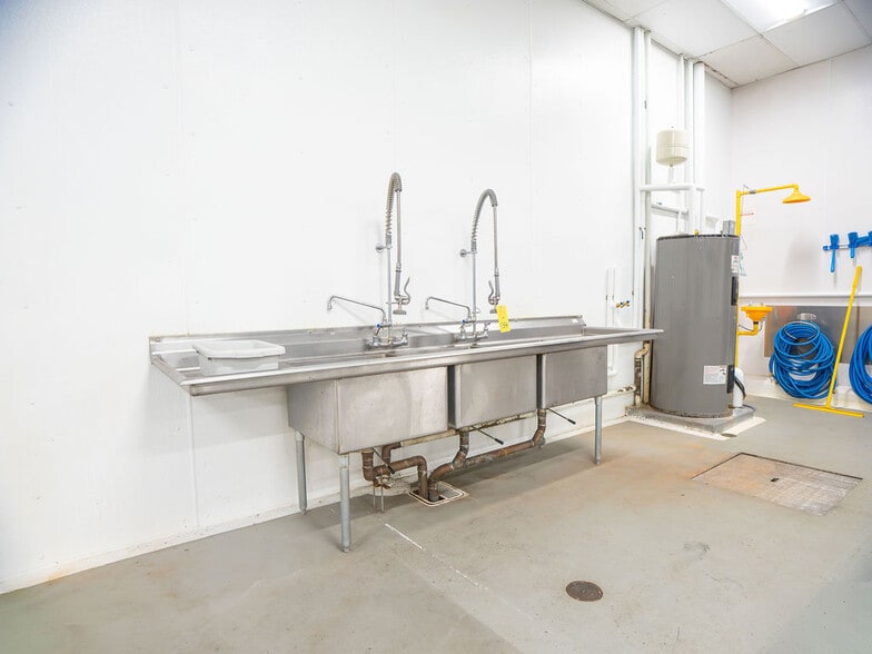 More Photos Of 2733 W Harrison St, Chicago Warehouse For Sale