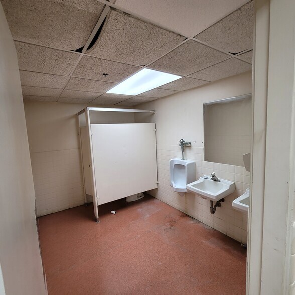 More Photos Of 2001 Weber Rd, Crest Hill Manufacturing For Lease