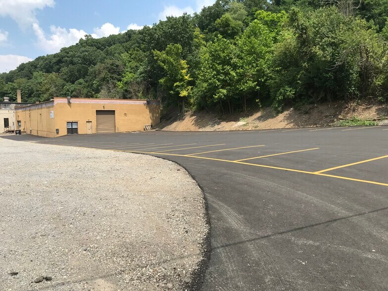 More Photos Of 1301-1371 Saw Mill Run Blvd, Pittsburgh Warehouse For Lease
