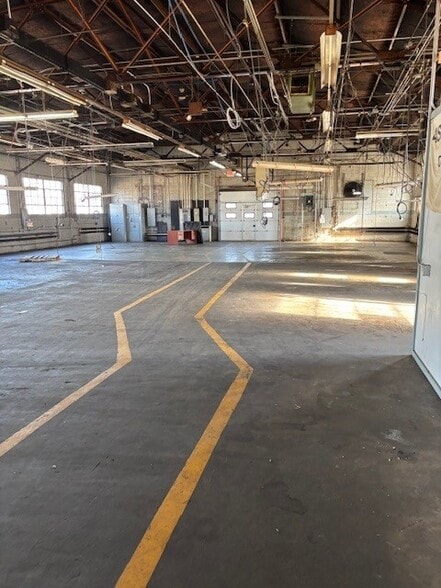 More Photos Of 21 Taylor St, Danbury Manufacturing For Sale