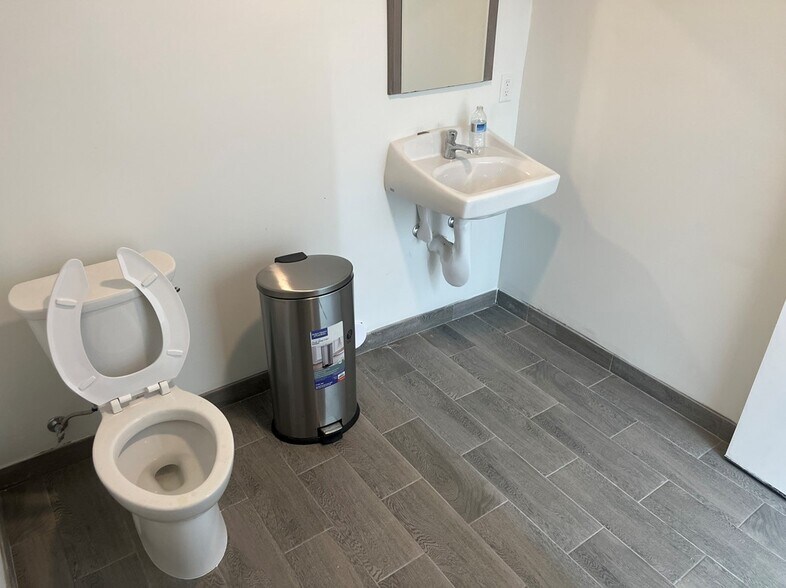 More Photos Of 6618 San Fernando Rd, Glendale Office For Lease