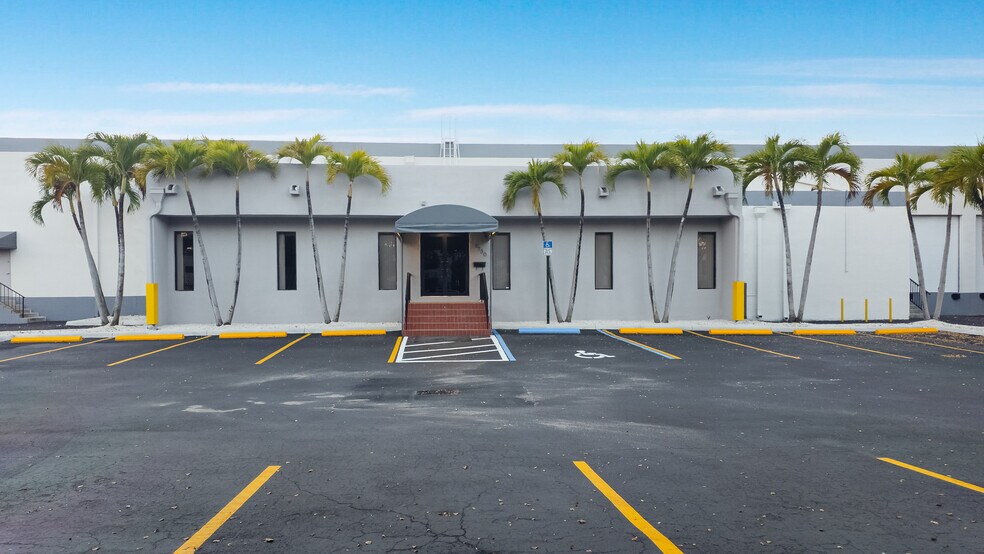 More Photos Of 1730 W 38th Pl, Hialeah Manufacturing For Lease