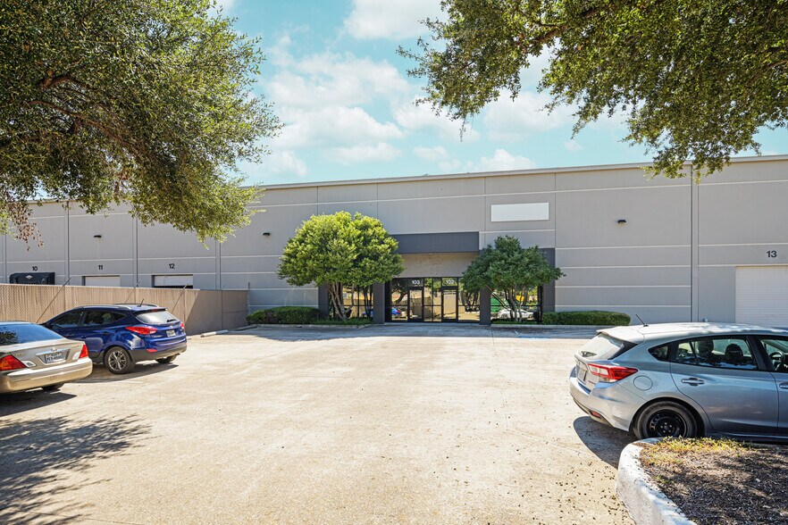 More Photos Of 845 Interchange Blvd, Austin Distribution For Lease