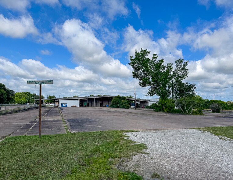 More Photos Of 300 W School St, Madisonville Light Distribution For Sale