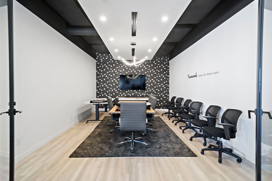 More Photos Of 111 Rue Chabanel O, Montréal Loft Creative Space For Lease