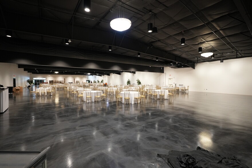 More Photos Of 2631 Highway 41A Byp, Clarksville Department Store For Lease