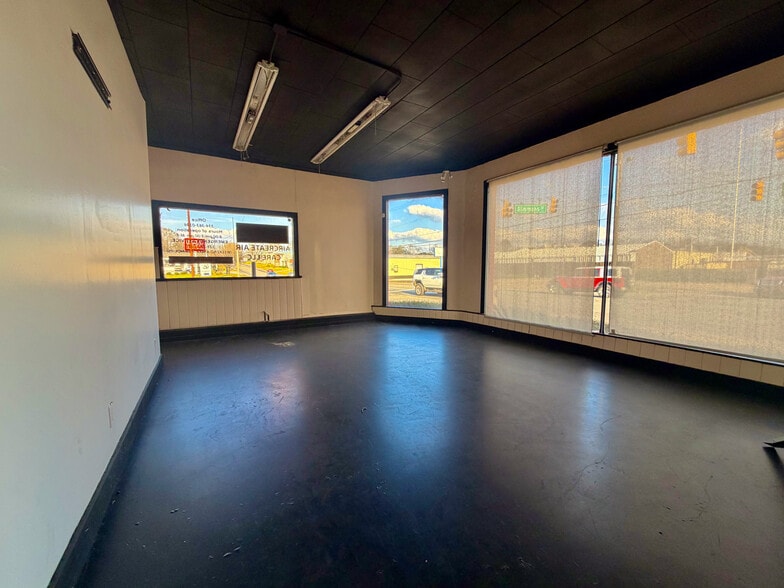 More Photos Of 1508 2nd Ave, Opelika Flex For Lease