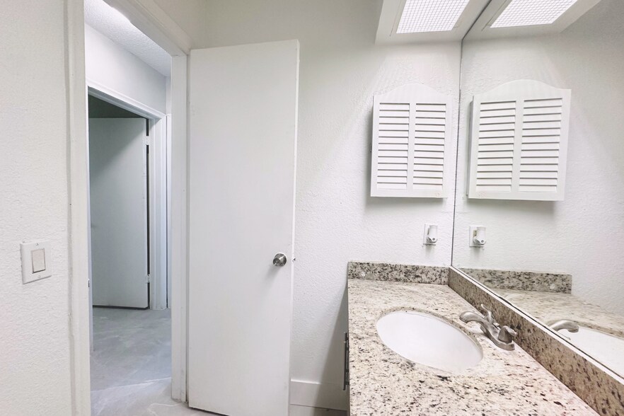 More Photos Of 999 W Prospect Rd, Oakland Park Apartments For Sale