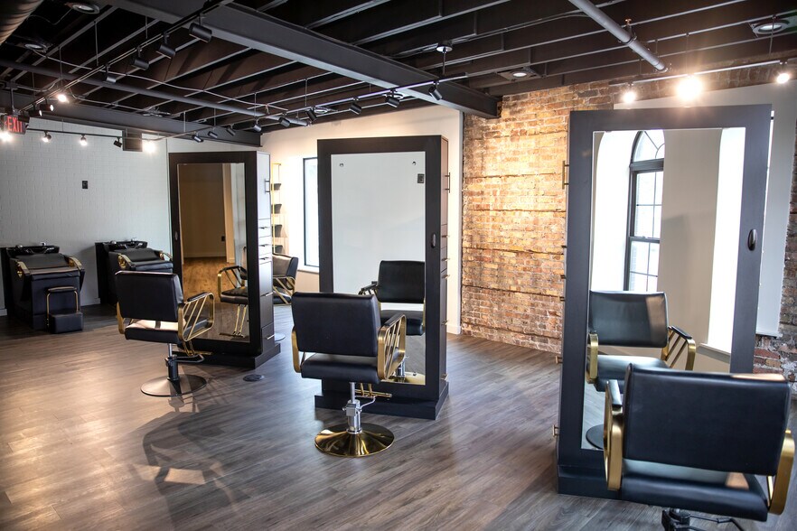 More Photos Of 443 E Grand Ave, Beloit Storefront Retail Office For Lease