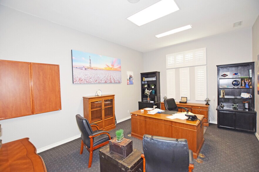 More Photos Of 327 SE Loop 338, Odessa Flex For Lease