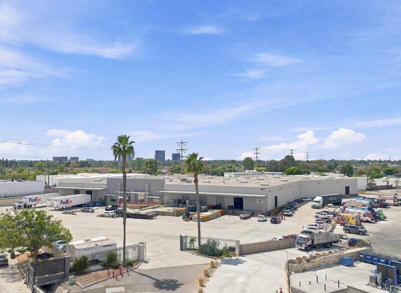 More Photos Of 2610 S Birch St, Santa Ana Warehouse For Lease