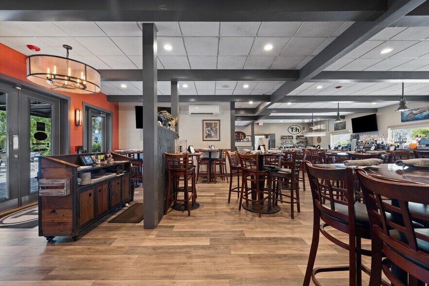 More Photos Of 514 NW Dixie Hwy, Stuart General Retail For Sale