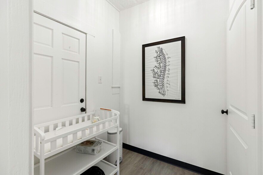 More Photos Of 322 S Main St, Boerne General Retail For Sale