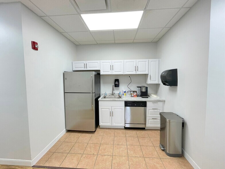 More Photos Of 4176 Mercantile Ave, Naples Distribution For Sale