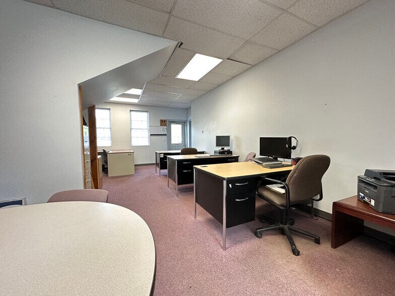 More Photos Of 3 Stadler St, Belchertown General Retail For Lease