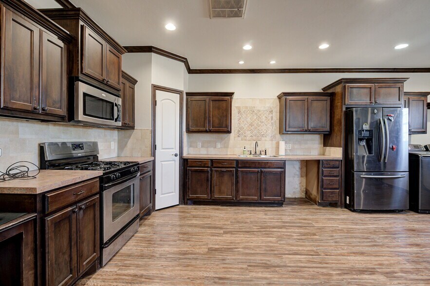 More Photos Of 8900 Charter Oak Rd, Edmond Flex For Sale