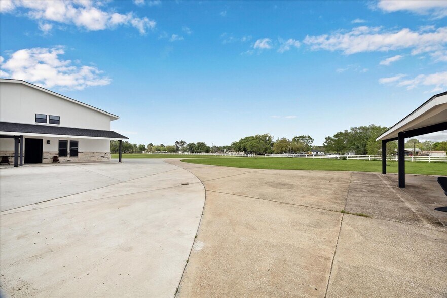 More Photos Of 17810 County Road 125, Pearland Flex For Sale