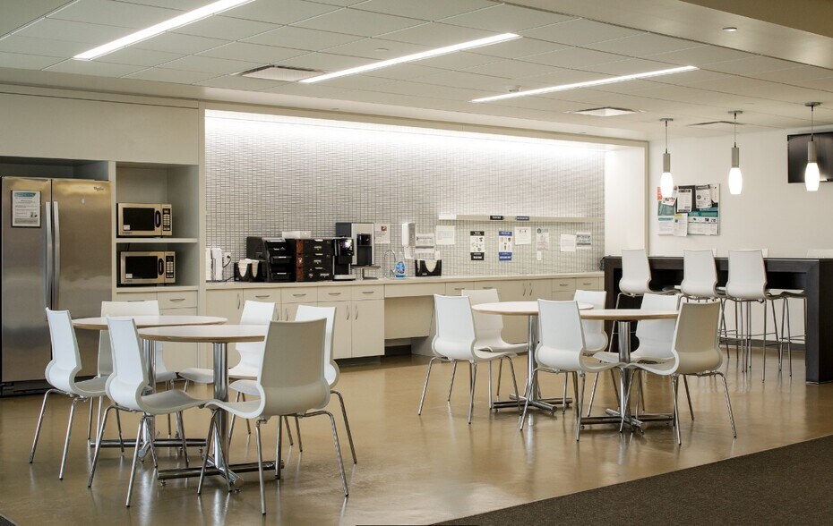 More Photos Of 1 Nest Dr, Kenilworth Unknown For Lease