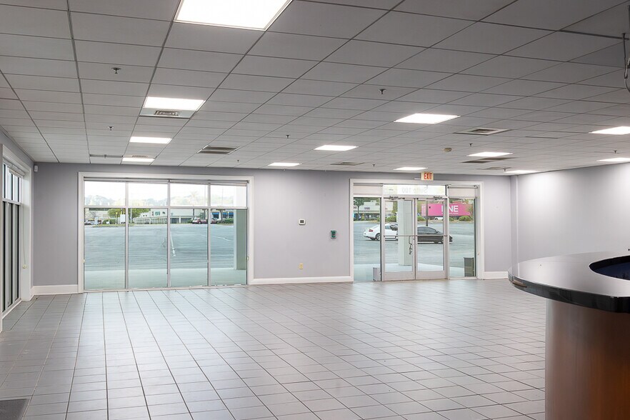 More Photos Of 5935 Rivers Ave, North Charleston Showroom For Lease