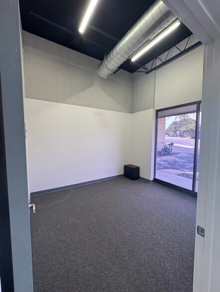 More Photos Of 11901 Warfield St, San Antonio Light Manufacturing For Sale