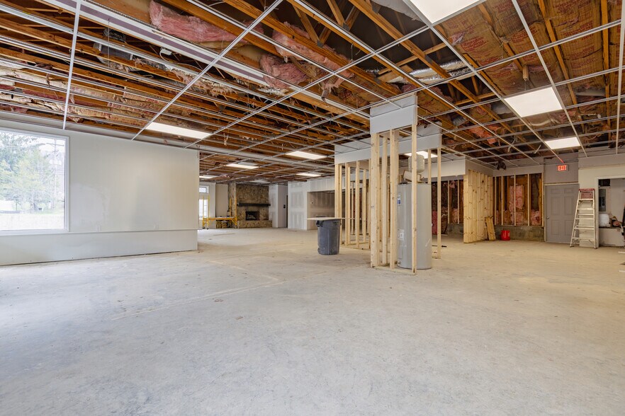 More Photos Of 110 High Country Sq, Banner Elk General Retail For Lease