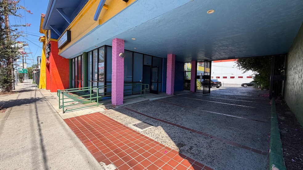 More Photos Of 5554 Reseda Blvd, Tarzana Medical For Lease