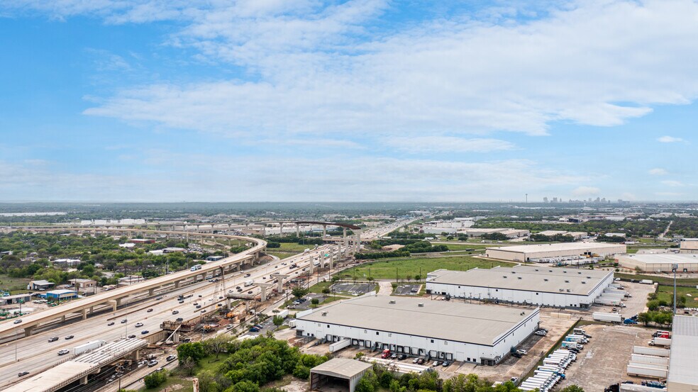More Photos Of 5411 IH-10, San Antonio Warehouse For Lease