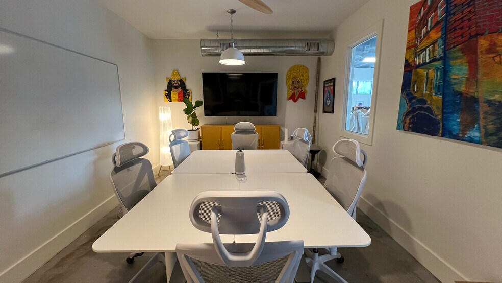 More Photos Of 128 Dewees St, Lexington Freestanding For Lease