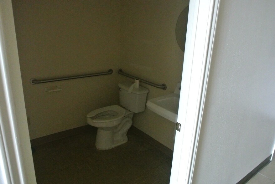 More Photos Of 2301 E Central Texas Expressway, Killeen Storefront For Lease