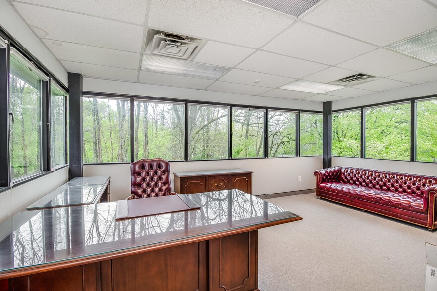 More Photos Of 69 Readington Rd, Branchburg Showroom For Lease