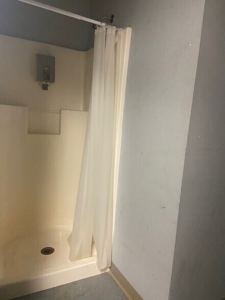 More Photos Of 509 Mineral Trace, Birmingham Light Distribution For Lease