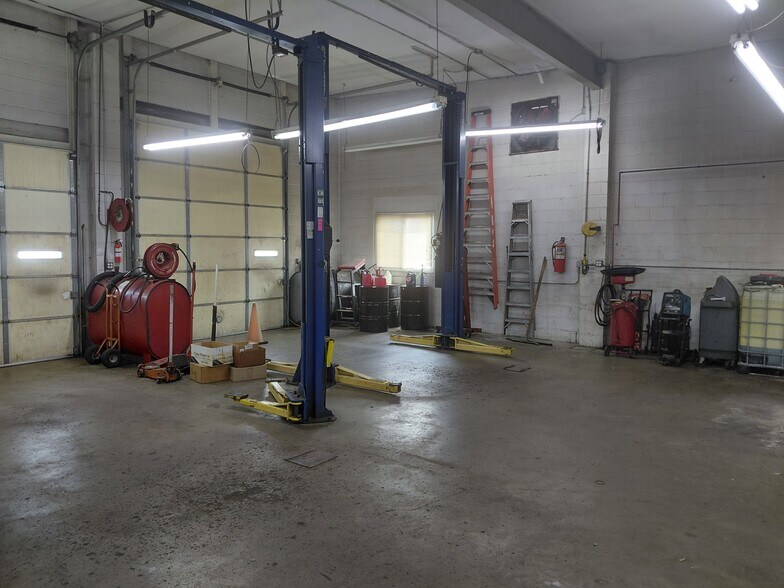 More Photos Of 2011 Woodson Rd, Saint Louis Auto Repair For Sale