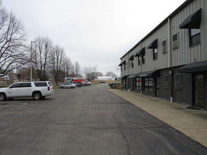 More Photos Of 113-137 W Wapella St, Minooka General Retail For Lease