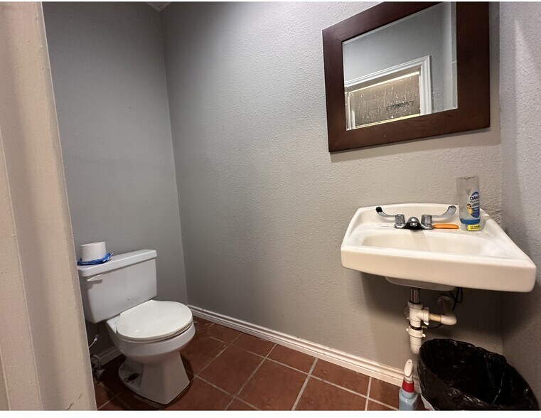 More Photos Of 3013 Joyce Dr, Fort Worth Showroom For Sale