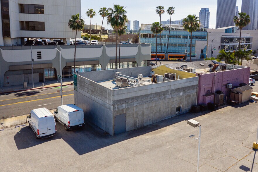 More Photos Of 9777 Santa Monica Blvd, Beverly Hills Storefront For Sale