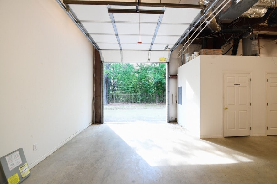 More Photos Of 409 Chicago Dr, Fayetteville Flex For Lease